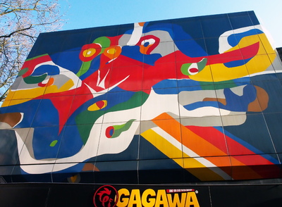 827893 Afbeelding van de door Jan Bons ontworpen gevelbeplating aan het winkelpand Vredenburg 151 te Utrecht (zijde ...